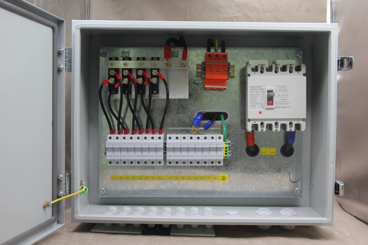 Vázolja fel a fotovoltaikus Combiner Box elvét és alkalmazását!